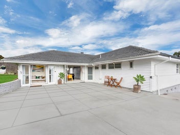 Stylish Living with huge potential – 905m2 land!