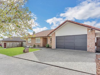 Immaculate Brick & Tile Home - Botany College Zone