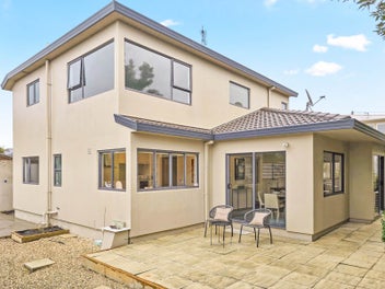 Modern Living Meets Peaceful Privacy