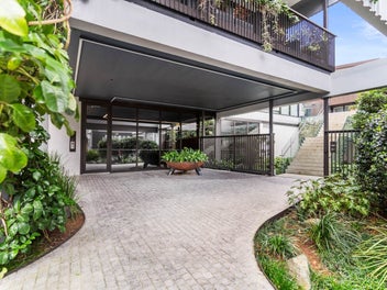 Luxurious Mixed Use / Living opportunity
