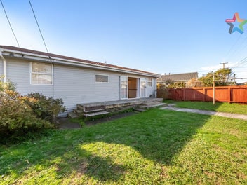 SUNNY + FREEHOLD + MUST BE SOLD!