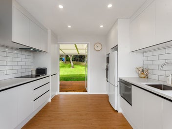 Fresh, Stylish & Move-In Ready! Bonus Flexi Space!