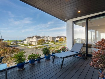 Apartment with Sea Views $1,395,000