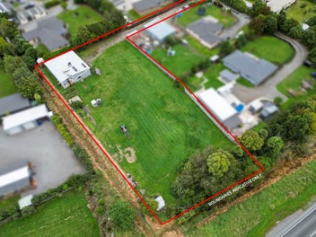 Private 3,690m² block with shed