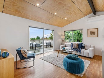 Private Coastal Retreat – Walk to Waiake Beach