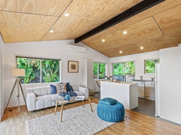 Private Coastal Retreat – Walk to Waiake Beach