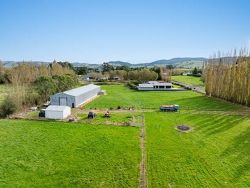 Versatile Taieri lifestyle - 9+ garaging!