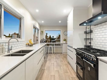 Expansive Family Living, Moments from Waiake Beach