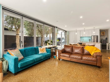 MODERN, PRIVATE AND PERFECTLY POSITIONED