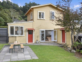 Cottage Charm, Sea Views & Fantastic Location