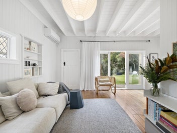 Cottage Charm, Sea Views & Fantastic Location