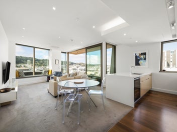 EXECUTIVE LIVING WITH ICONIC VIEWS