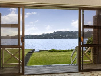 WONDERFUL WATERFRONT POSITION