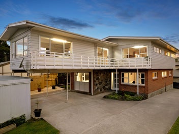 Expansive Family Living, Moments from Waiake Beach