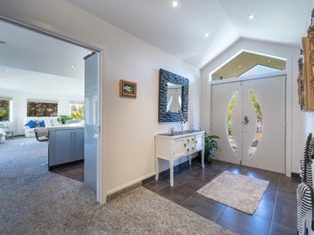 Your Modern Oasis – Spacious, Sunny, and...