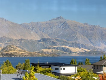Lake View Lifestyle in Peninsula Bay