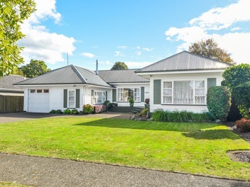 Spacious Family Home Near Golf Course and Nature