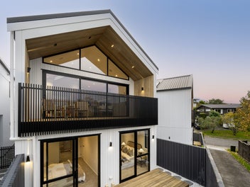 Mairangi Bay Masterpiece: Crafted Coastal Luxury.