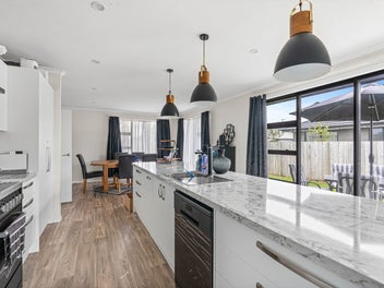 4 Bed New Build- Walk To Town