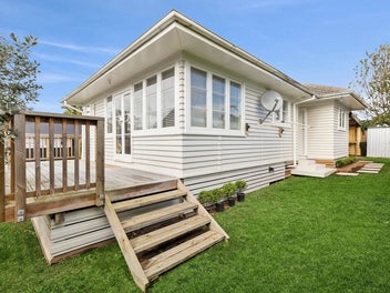 1950s Gem with Great Bones & Location