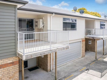 Spacious Townhouse By The Hospital