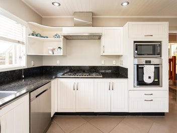 HUGE GARAGING & SPACE FOR HOBBIES