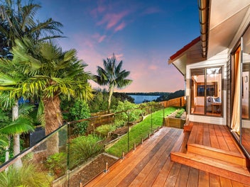 LUXURY WATERS-EDGE ESTATE