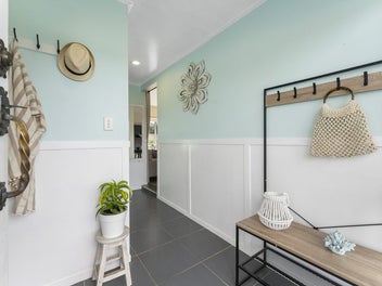 Sunny Bellevue Charmer on a Freehold Title!