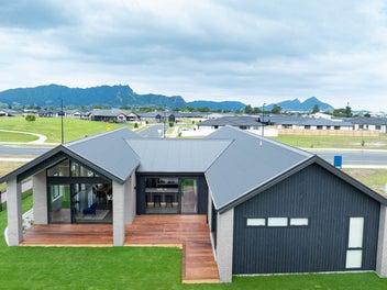 Luxury 4-bed home with pool at One Tree Point