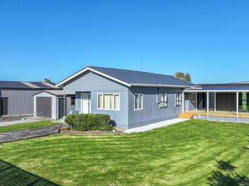 Well set up lifestyle block with extras to match