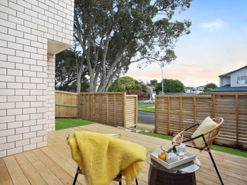 Quality Home, 2 Livings, 2 Parking, 180m2+ Inside!