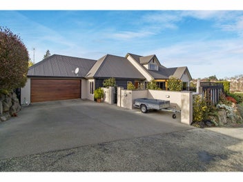 Executive Home, Privacy, Views And Entertaining