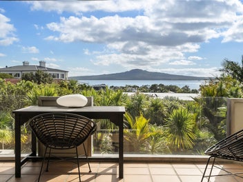 Iconic Rangitoto Views in a Lush Kohimarama Oasis