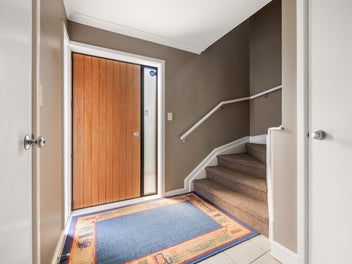 Modern, Low-Maintenance & Walk to Hospital!