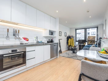 Large 1 Bedroom with Sky Tower View