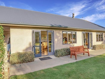 Westside Charming Rural Retreat