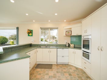 Quality Townhouse - Prime Windsor Location