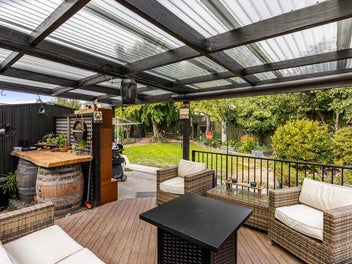 Amazing living, stunning grounds - must be sold