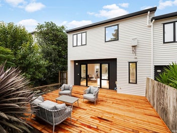 Modern 3 Bed Townhouse, Stunning Views & New CCC