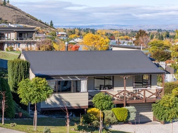 CHARMING CLYDE GETAWAY-EXCELLENT LOCATION