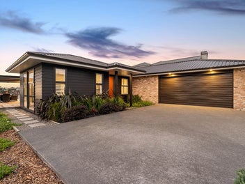 Stylish Family Living In Prime Red Beach Location