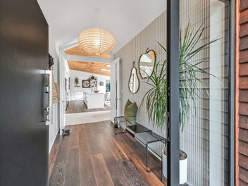 Modernised Home In The Heart Of West Melton