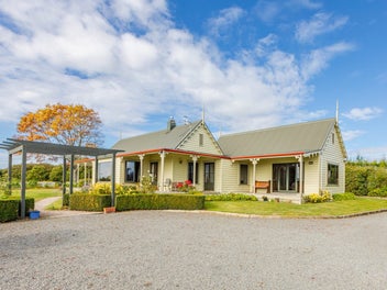 Hilltop lifestyle haven on 1.84ha