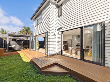 MODERN HOME WITH OWN DRIVEWAY