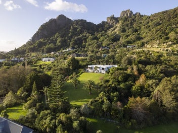 STYLISH HOME & INCOME IN WHANGAREI HEADS HAVEN