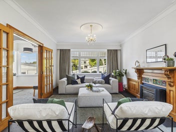 STUNNING 4/5 BEDROOM IN CITY END KARORI