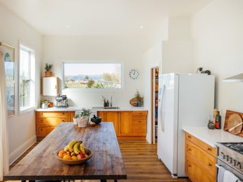 Stunning country villa - on the outskirts of town!