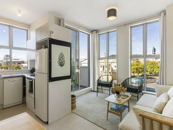 SUNNY, MODERN & CAREFREE FREEHOLD TOWNHOUSE
