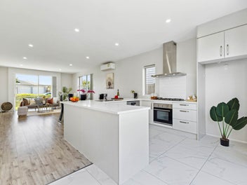 Spacious & Modern Home In The Heart of Addison...