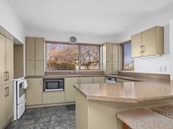 SOLID, SPACIOUS AND IDEAL LOCATION
